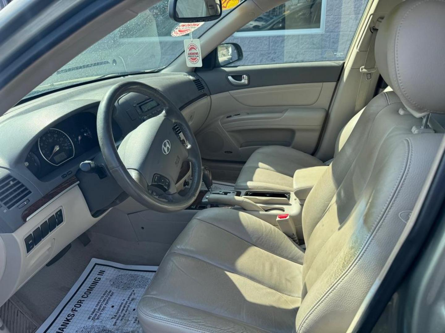 2008 GREEN HYUNDAI SONATA SE (5NPEU46C98H) with an 2.4L engine, Automatic transmission, located at 3100 Covert Avenue, Evansville, IN, 47714, (812) 473-4492, 37.955418, -87.512238 - Photo#4