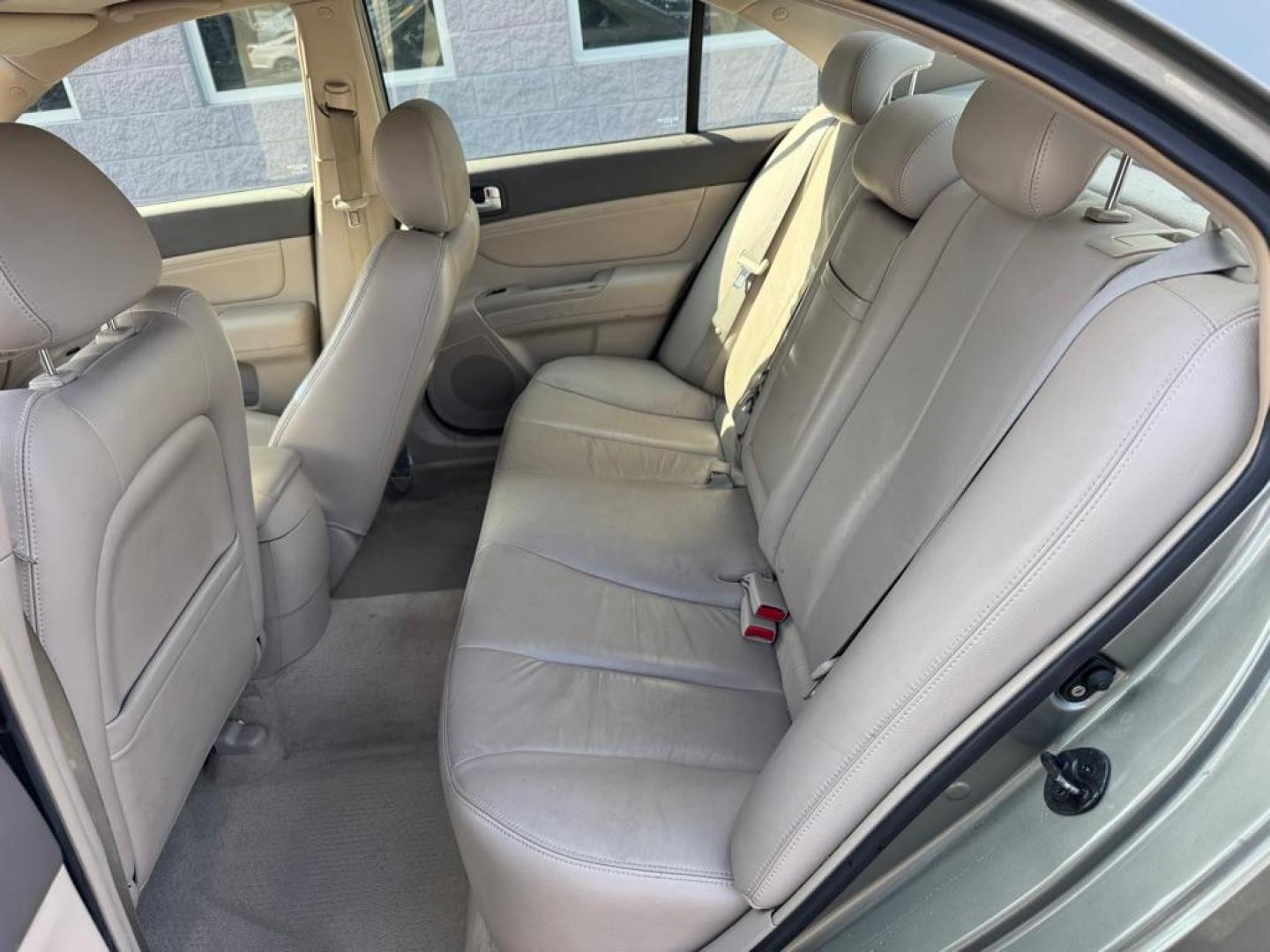 2008 GREEN HYUNDAI SONATA SE (5NPEU46C98H) with an 2.4L engine, Automatic transmission, located at 3100 Covert Avenue, Evansville, IN, 47714, (812) 473-4492, 37.955418, -87.512238 - Photo#5