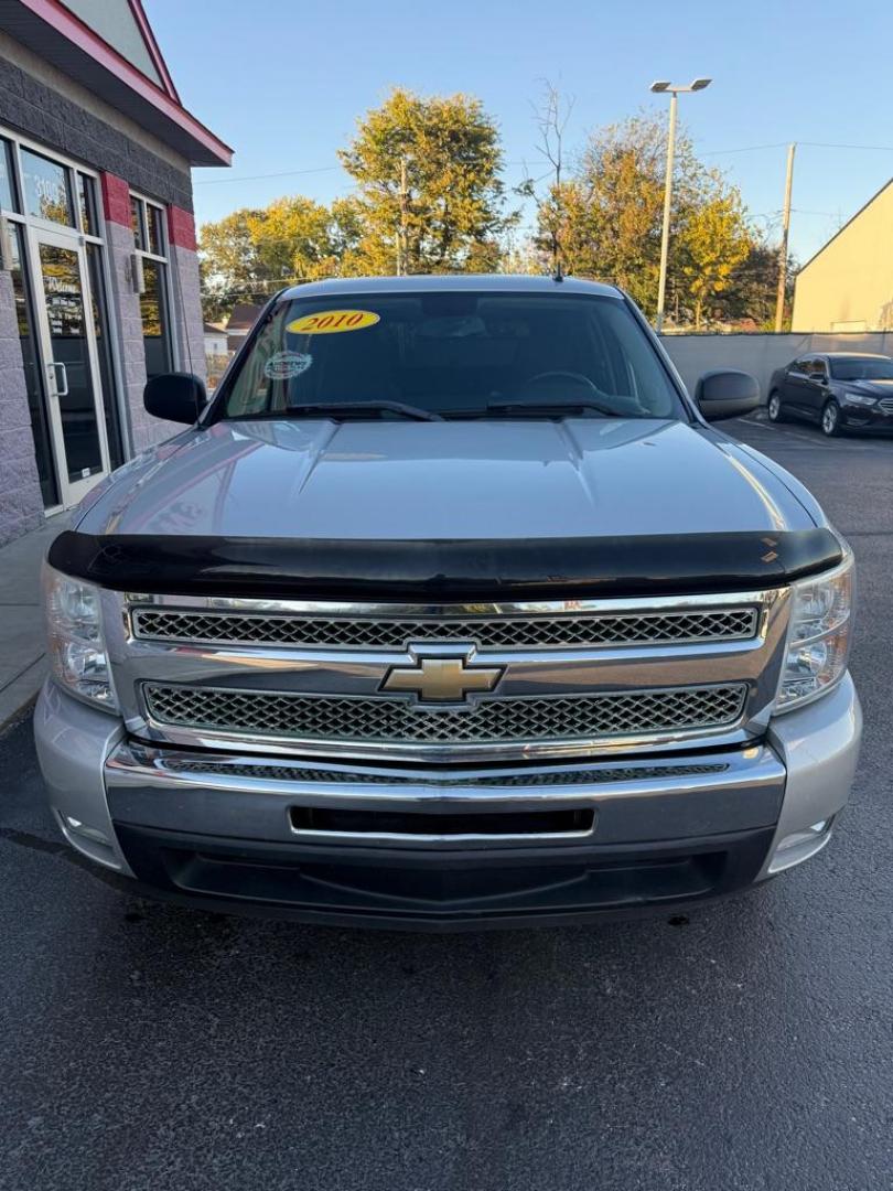 2010 SILVER CHEVROLET SILVERADO 1500 LT (3GCRCSE09AG) with an 5.3L engine, Automatic transmission, located at 3100 Covert Avenue, Evansville, IN, 47714, (812) 473-4492, 37.955418, -87.512238 - Photo#1