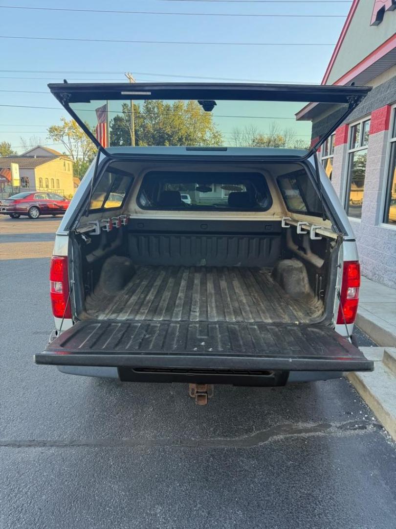 2010 SILVER CHEVROLET SILVERADO 1500 LT (3GCRCSE09AG) with an 5.3L engine, Automatic transmission, located at 3100 Covert Avenue, Evansville, IN, 47714, (812) 473-4492, 37.955418, -87.512238 - Photo#4