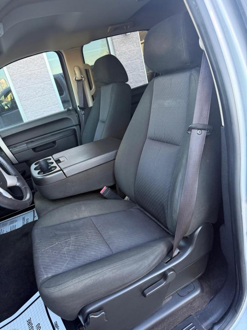 2010 SILVER CHEVROLET SILVERADO 1500 LT (3GCRCSE09AG) with an 5.3L engine, Automatic transmission, located at 3100 Covert Avenue, Evansville, IN, 47714, (812) 473-4492, 37.955418, -87.512238 - Photo#6