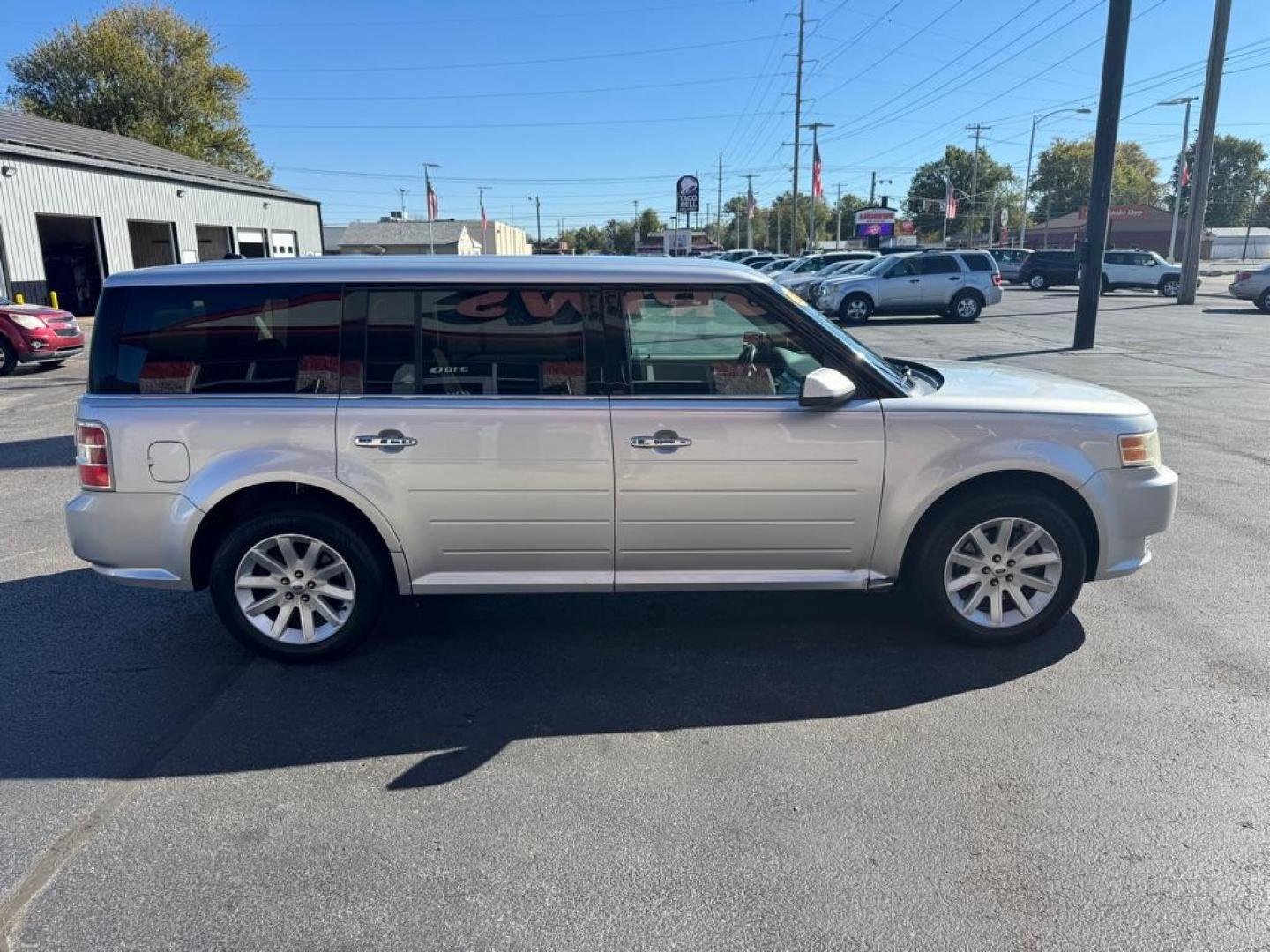 2010 SILVER FORD FLEX SEL (2FMGK5CC0AB) with an 3.5L engine, Automatic transmission, located at 3100 Covert Avenue, Evansville, IN, 47714, (812) 473-4492, 37.955418, -87.512238 - Photo#2