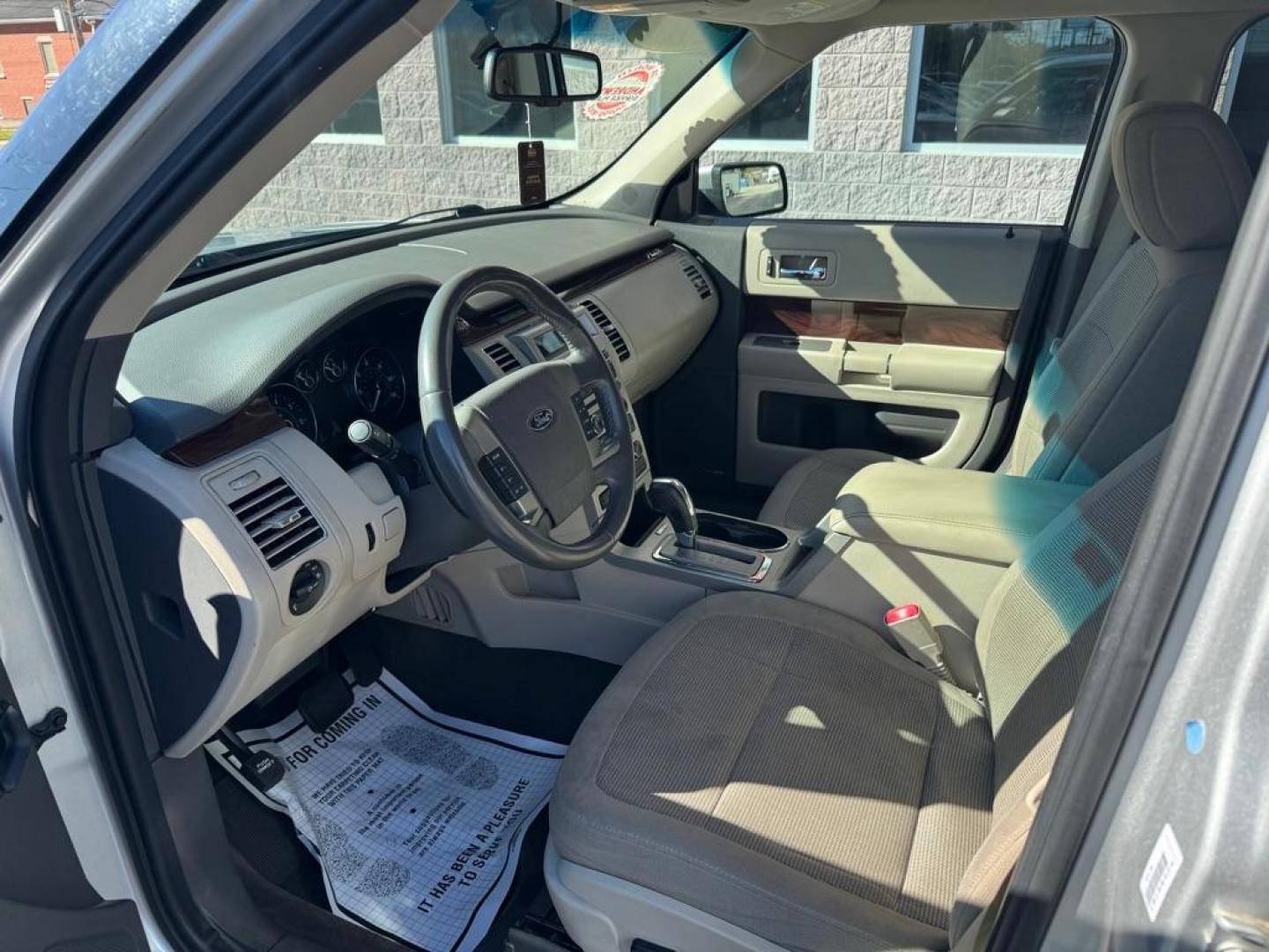 2010 SILVER FORD FLEX SEL (2FMGK5CC0AB) with an 3.5L engine, Automatic transmission, located at 3100 Covert Avenue, Evansville, IN, 47714, (812) 473-4492, 37.955418, -87.512238 - Photo#4