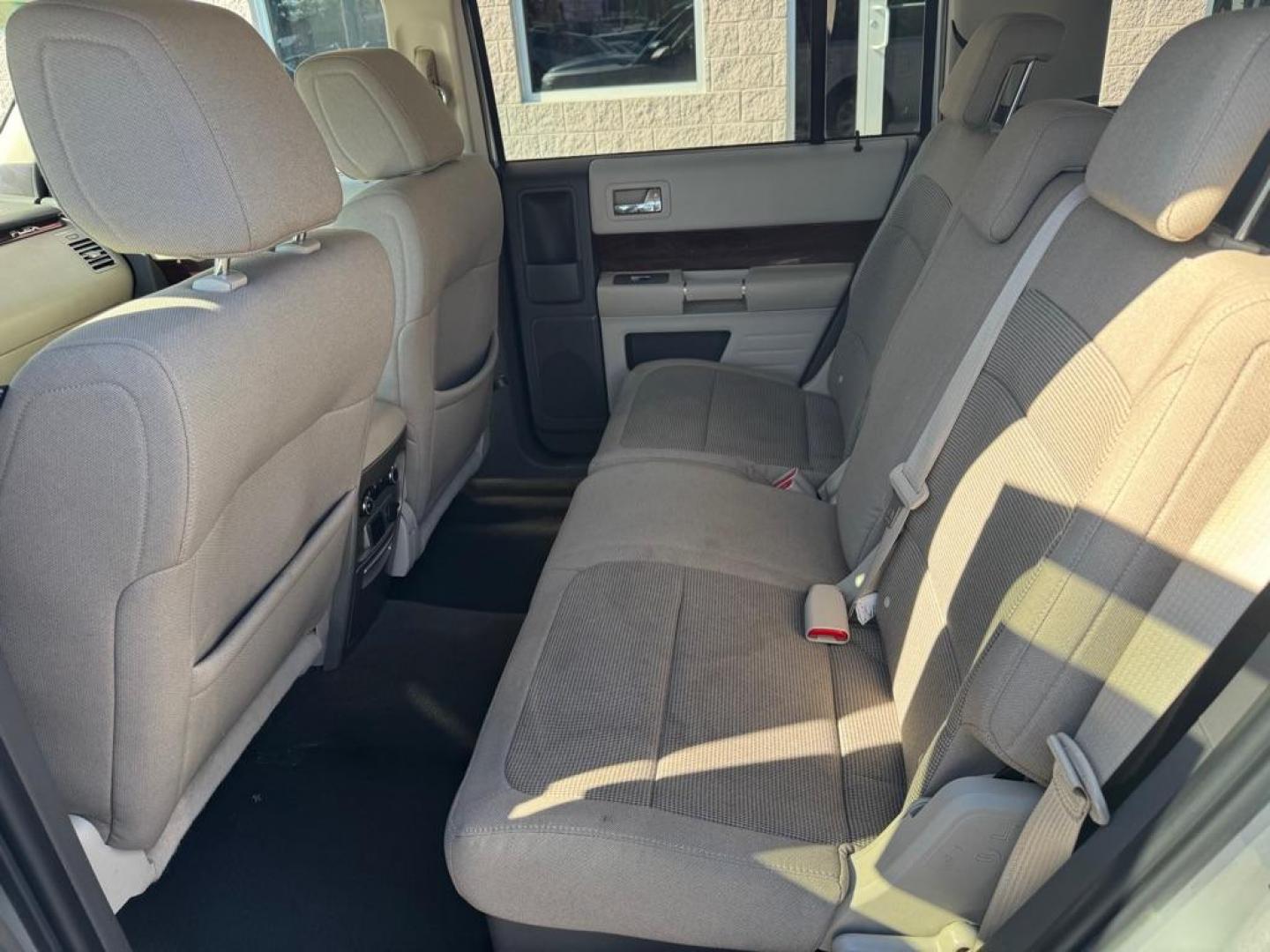 2010 SILVER FORD FLEX SEL (2FMGK5CC0AB) with an 3.5L engine, Automatic transmission, located at 3100 Covert Avenue, Evansville, IN, 47714, (812) 473-4492, 37.955418, -87.512238 - Photo#5