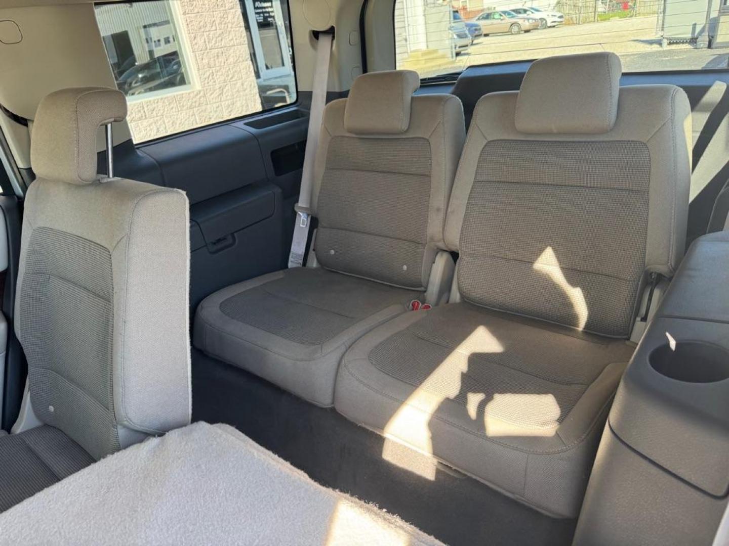 2010 SILVER FORD FLEX SEL (2FMGK5CC0AB) with an 3.5L engine, Automatic transmission, located at 3100 Covert Avenue, Evansville, IN, 47714, (812) 473-4492, 37.955418, -87.512238 - Photo#6