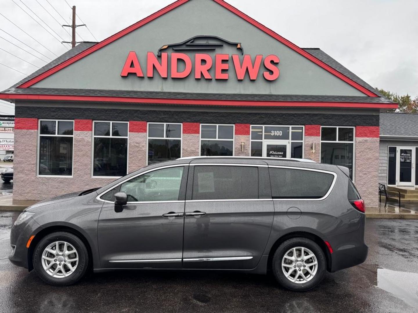 2020 GRAY CHRYSLER PACIFICA TOURING L (2C4RC1BG0LR) with an 3.6L engine, Automatic transmission, located at 3100 Covert Avenue, Evansville, IN, 47714, (812) 473-4492, 37.955418, -87.512238 - Photo#0