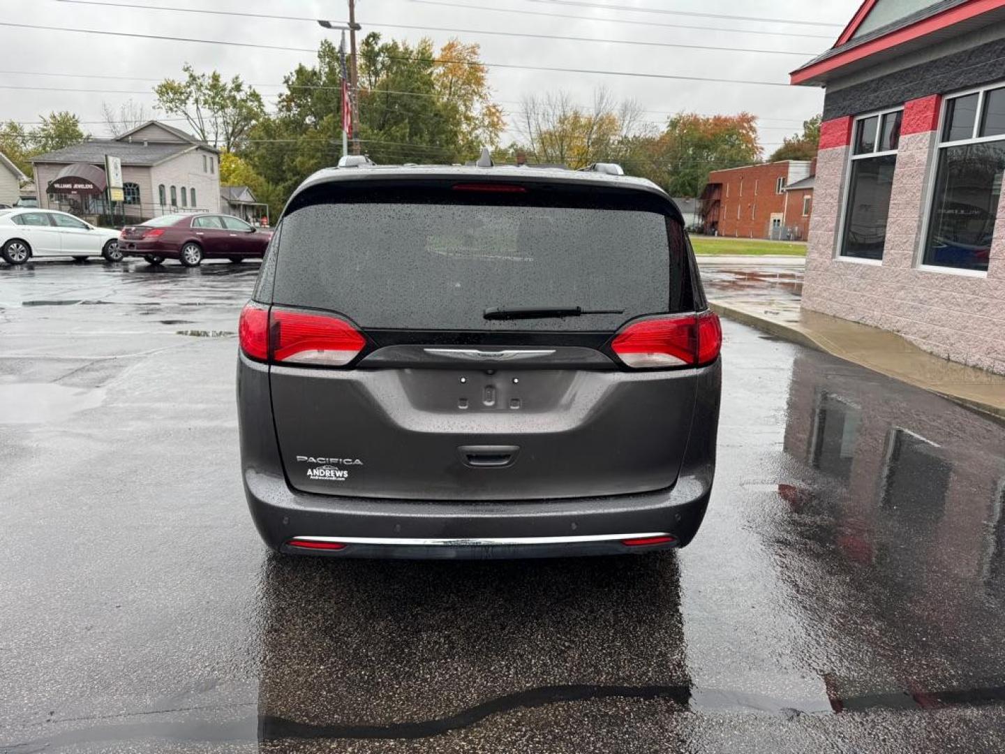 2020 GRAY CHRYSLER PACIFICA TOURING L (2C4RC1BG0LR) with an 3.6L engine, Automatic transmission, located at 3100 Covert Avenue, Evansville, IN, 47714, (812) 473-4492, 37.955418, -87.512238 - Photo#3