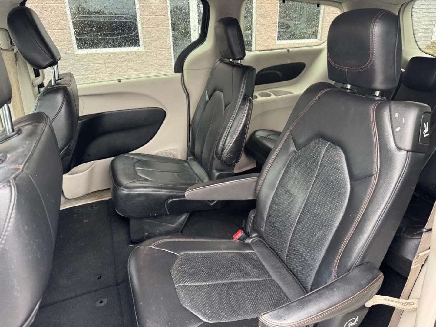 2020 GRAY CHRYSLER PACIFICA TOURING L (2C4RC1BG0LR) with an 3.6L engine, Automatic transmission, located at 3100 Covert Avenue, Evansville, IN, 47714, (812) 473-4492, 37.955418, -87.512238 - Photo#5