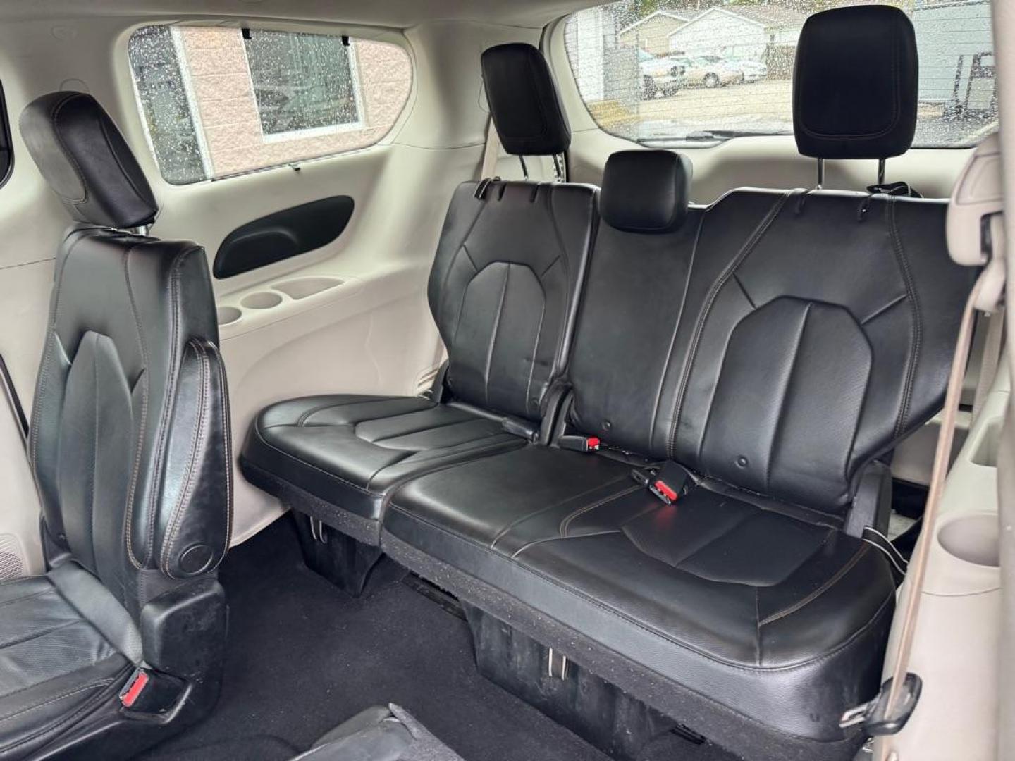 2020 GRAY CHRYSLER PACIFICA TOURING L (2C4RC1BG0LR) with an 3.6L engine, Automatic transmission, located at 3100 Covert Avenue, Evansville, IN, 47714, (812) 473-4492, 37.955418, -87.512238 - Photo#6