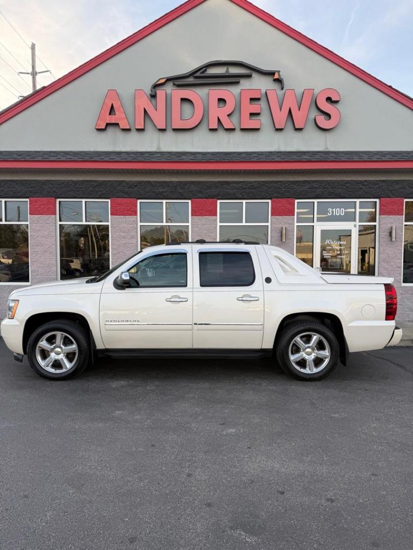2013 WHITE CHEVROLET AVALANCHE LTZ (3GNTKGE7XDG) with an 5.3L engine, Automatic transmission, located at 3100 Covert Avenue, Evansville, IN, 47714, (812) 473-4492, 37.955418, -87.512238 - Photo#0