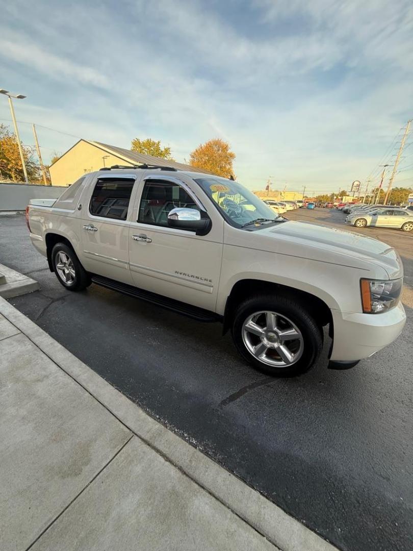 2013 WHITE CHEVROLET AVALANCHE LTZ (3GNTKGE7XDG) with an 5.3L engine, Automatic transmission, located at 3100 Covert Avenue, Evansville, IN, 47714, (812) 473-4492, 37.955418, -87.512238 - Photo#2