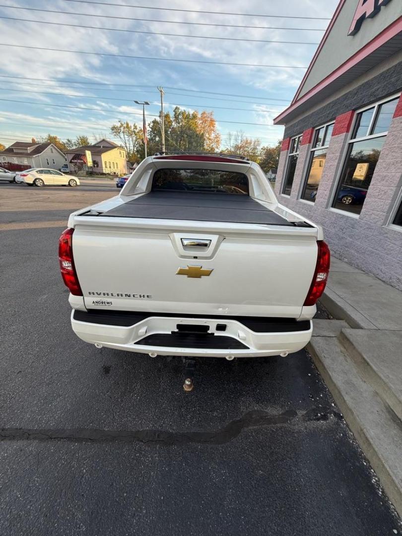 2013 WHITE CHEVROLET AVALANCHE LTZ (3GNTKGE7XDG) with an 5.3L engine, Automatic transmission, located at 3100 Covert Avenue, Evansville, IN, 47714, (812) 473-4492, 37.955418, -87.512238 - Photo#3