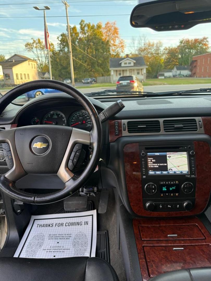 2013 WHITE CHEVROLET AVALANCHE LTZ (3GNTKGE7XDG) with an 5.3L engine, Automatic transmission, located at 3100 Covert Avenue, Evansville, IN, 47714, (812) 473-4492, 37.955418, -87.512238 - Photo#4