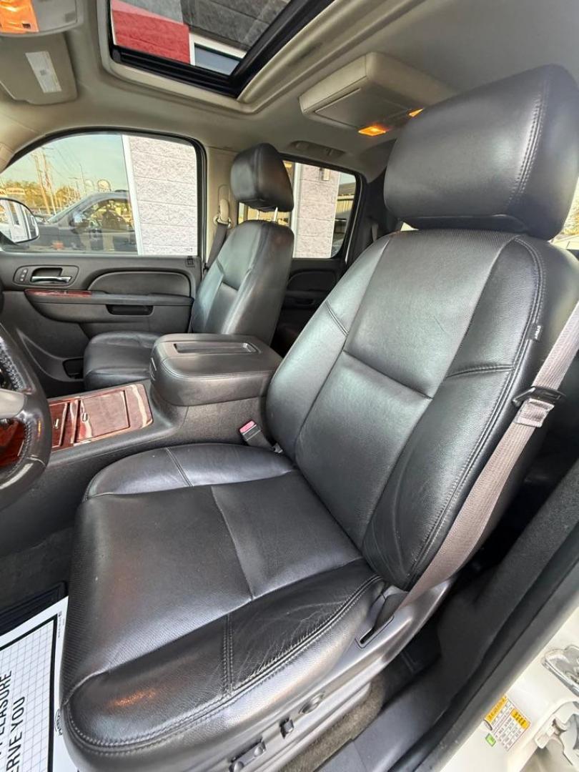 2013 WHITE CHEVROLET AVALANCHE LTZ (3GNTKGE7XDG) with an 5.3L engine, Automatic transmission, located at 3100 Covert Avenue, Evansville, IN, 47714, (812) 473-4492, 37.955418, -87.512238 - Photo#5