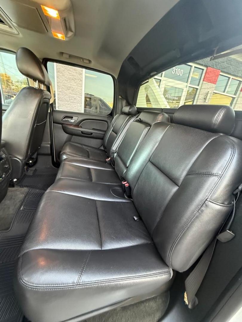 2013 WHITE CHEVROLET AVALANCHE LTZ (3GNTKGE7XDG) with an 5.3L engine, Automatic transmission, located at 3100 Covert Avenue, Evansville, IN, 47714, (812) 473-4492, 37.955418, -87.512238 - Photo#6