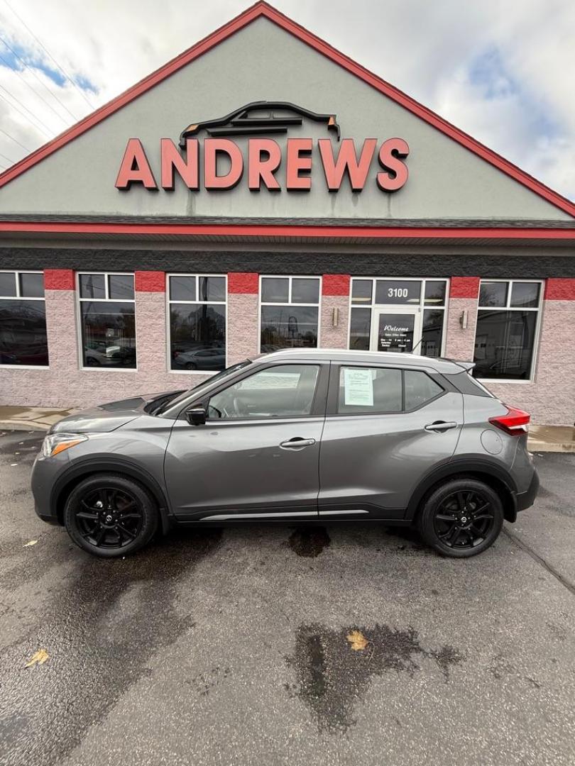 2020 GRAY NISSAN KICKS SR (3N1CP5DVXLL) with an 1.6L engine, Continuously Variable transmission, located at 3100 Covert Avenue, Evansville, IN, 47714, (812) 473-4492, 37.955418, -87.512238 - Local, 1 owner vehicle - Photo#0