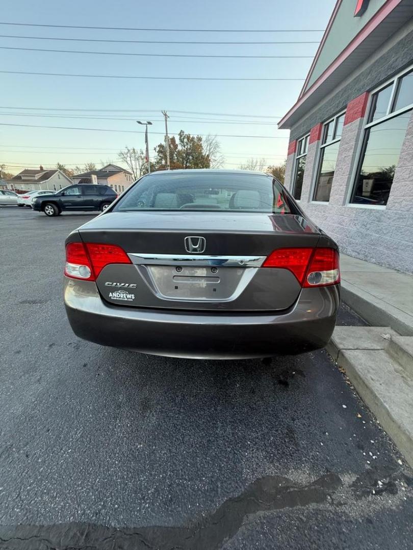 2010 GRAY HONDA CIVIC LX (19XFA1F52AE) with an 1.8L engine, Automatic transmission, located at 3100 Covert Avenue, Evansville, IN, 47714, (812) 473-4492, 37.955418, -87.512238 - Photo#3