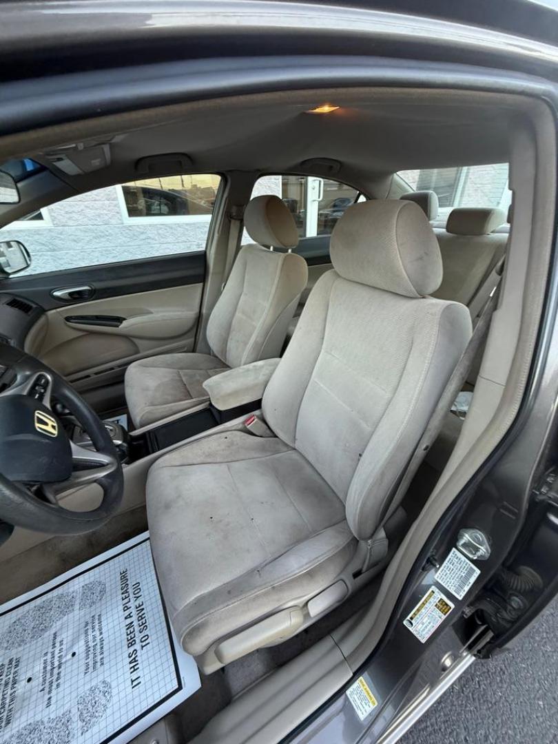 2010 GRAY HONDA CIVIC LX (19XFA1F52AE) with an 1.8L engine, Automatic transmission, located at 3100 Covert Avenue, Evansville, IN, 47714, (812) 473-4492, 37.955418, -87.512238 - Photo#5