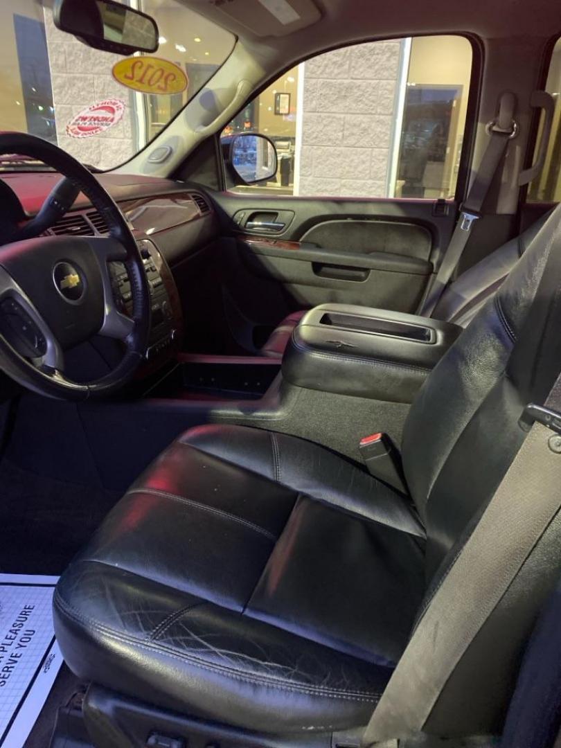 2012 BLACK CHEVROLET SUBURBAN 1500 LT (1GNSKJE79CR) with an 5.3L engine, Automatic transmission, located at 3100 Covert Avenue, Evansville, IN, 47714, (812) 473-4492, 37.955418, -87.512238 - Photo#4
