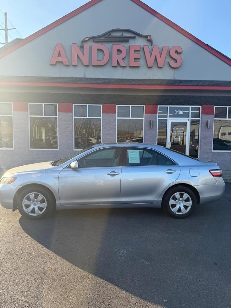 2007 SILVER TOYOTA CAMRY CE (4T1BE46K87U) with an 2.4L engine, Automatic transmission, located at 3100 Covert Avenue, Evansville, IN, 47714, (812) 473-4492, 37.955418, -87.512238 - Photo#0
