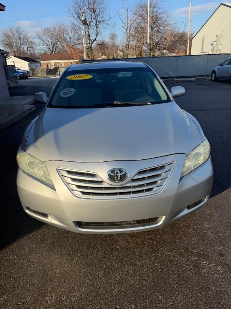 2007 SILVER TOYOTA CAMRY CE (4T1BE46K87U) with an 2.4L engine, Automatic transmission, located at 3100 Covert Avenue, Evansville, IN, 47714, (812) 473-4492, 37.955418, -87.512238 - Photo#1