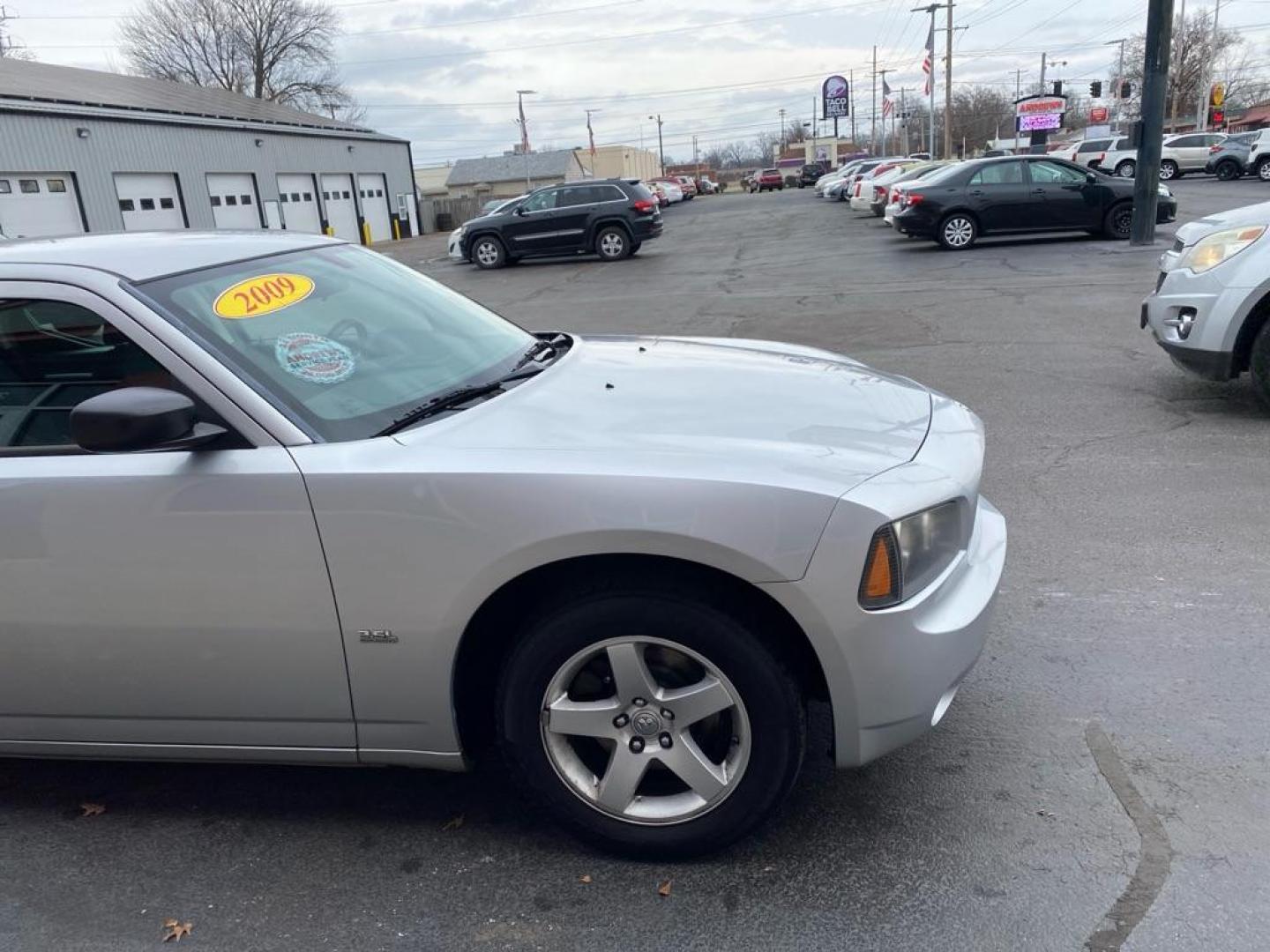 2009 SILVER DODGE CHARGER SXT (2B3KA33V69H) with an 3.5L engine, Automatic transmission, located at 3100 Covert Avenue, Evansville, IN, 47714, (812) 473-4492, 37.955418, -87.512238 - Photo#2
