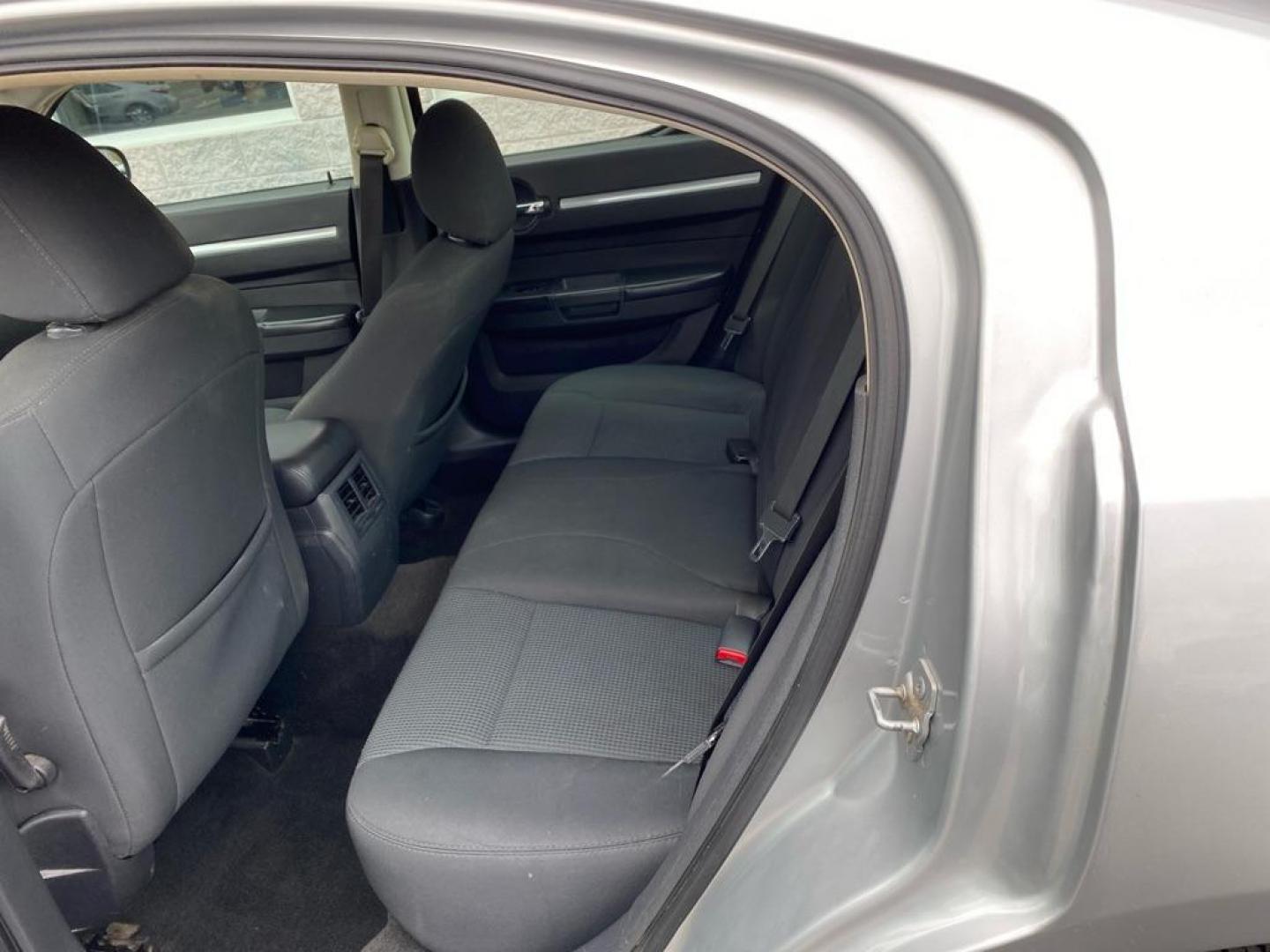 2009 SILVER DODGE CHARGER SXT (2B3KA33V69H) with an 3.5L engine, Automatic transmission, located at 3100 Covert Avenue, Evansville, IN, 47714, (812) 473-4492, 37.955418, -87.512238 - Photo#5