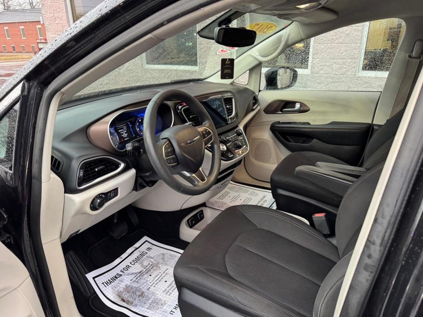 2017 BLACK CHRYSLER PACIFICA TOURING (2C4RC1DG6HR) with an 3.6L engine, Automatic transmission, located at 3100 Covert Avenue, Evansville, IN, 47714, (812) 473-4492, 37.955418, -87.512238 - Photo#4