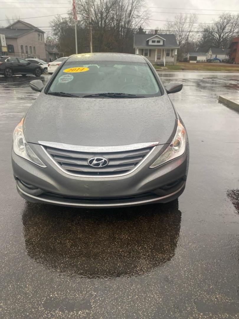 2014 GRAY HYUNDAI SONATA GLS (5NPEB4AC7EH) with an 2.4L engine, Automatic transmission, located at 3100 Covert Avenue, Evansville, IN, 47714, (812) 473-4492, 37.955418, -87.512238 - Photo#0