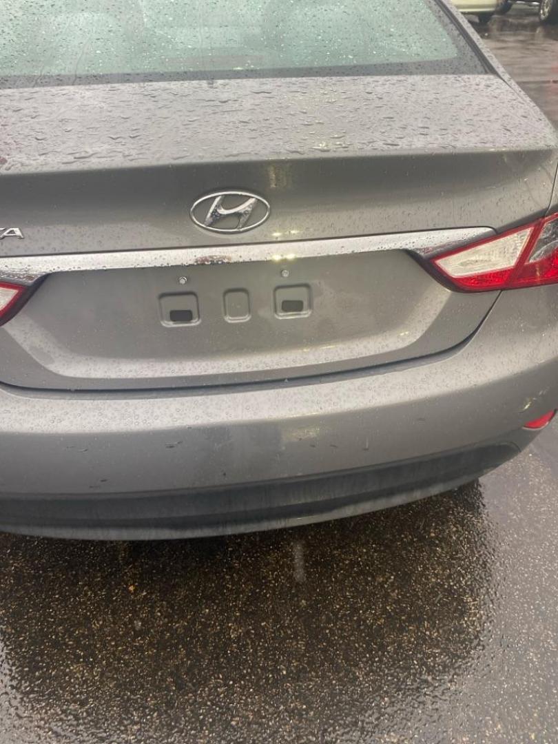 2014 GRAY HYUNDAI SONATA GLS (5NPEB4AC7EH) with an 2.4L engine, Automatic transmission, located at 3100 Covert Avenue, Evansville, IN, 47714, (812) 473-4492, 37.955418, -87.512238 - Photo#3