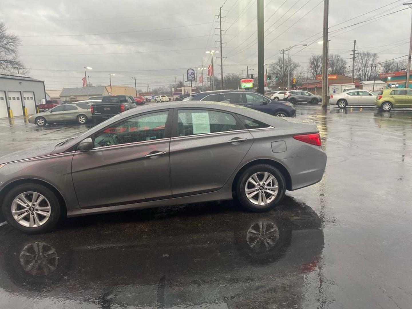 2014 GRAY HYUNDAI SONATA GLS (5NPEB4AC7EH) with an 2.4L engine, Automatic transmission, located at 3100 Covert Avenue, Evansville, IN, 47714, (812) 473-4492, 37.955418, -87.512238 - Photo#4