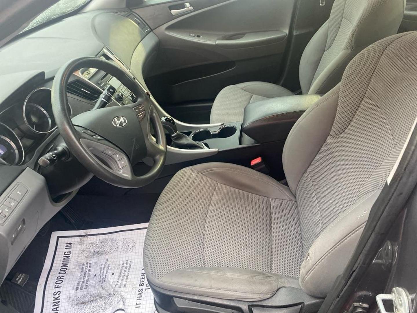 2014 GRAY HYUNDAI SONATA GLS (5NPEB4AC7EH) with an 2.4L engine, Automatic transmission, located at 3100 Covert Avenue, Evansville, IN, 47714, (812) 473-4492, 37.955418, -87.512238 - Photo#5