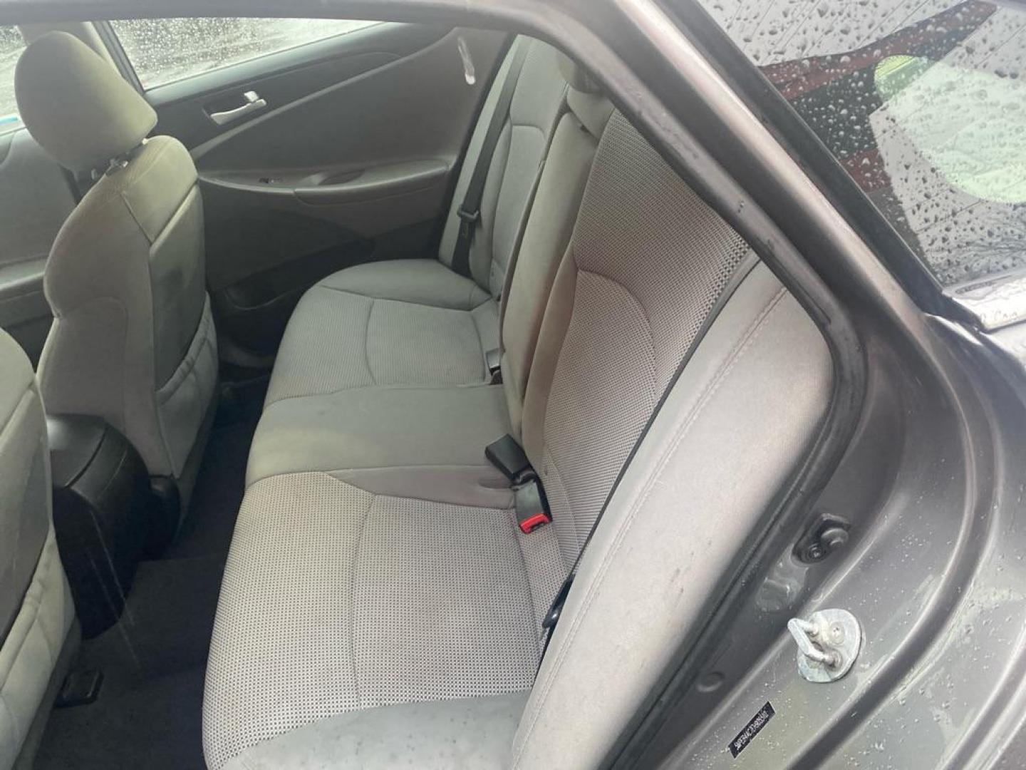 2014 GRAY HYUNDAI SONATA GLS (5NPEB4AC7EH) with an 2.4L engine, Automatic transmission, located at 3100 Covert Avenue, Evansville, IN, 47714, (812) 473-4492, 37.955418, -87.512238 - Photo#6