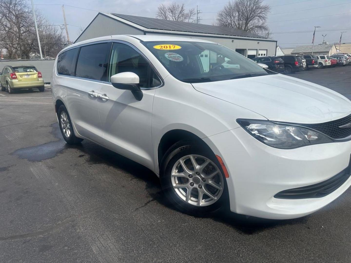 2017 WHITE CHRYSLER PACIFICA TOURING (2C4RC1DGXHR) with an 3.6L engine, Automatic transmission, located at 3100 Covert Avenue, Evansville, IN, 47714, (812) 473-4492, 37.955418, -87.512238 - Photo#3