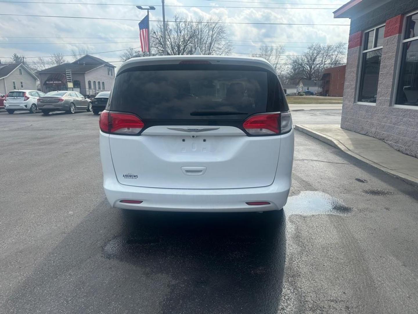 2017 WHITE CHRYSLER PACIFICA TOURING (2C4RC1DGXHR) with an 3.6L engine, Automatic transmission, located at 3100 Covert Avenue, Evansville, IN, 47714, (812) 473-4492, 37.955418, -87.512238 - Photo#4
