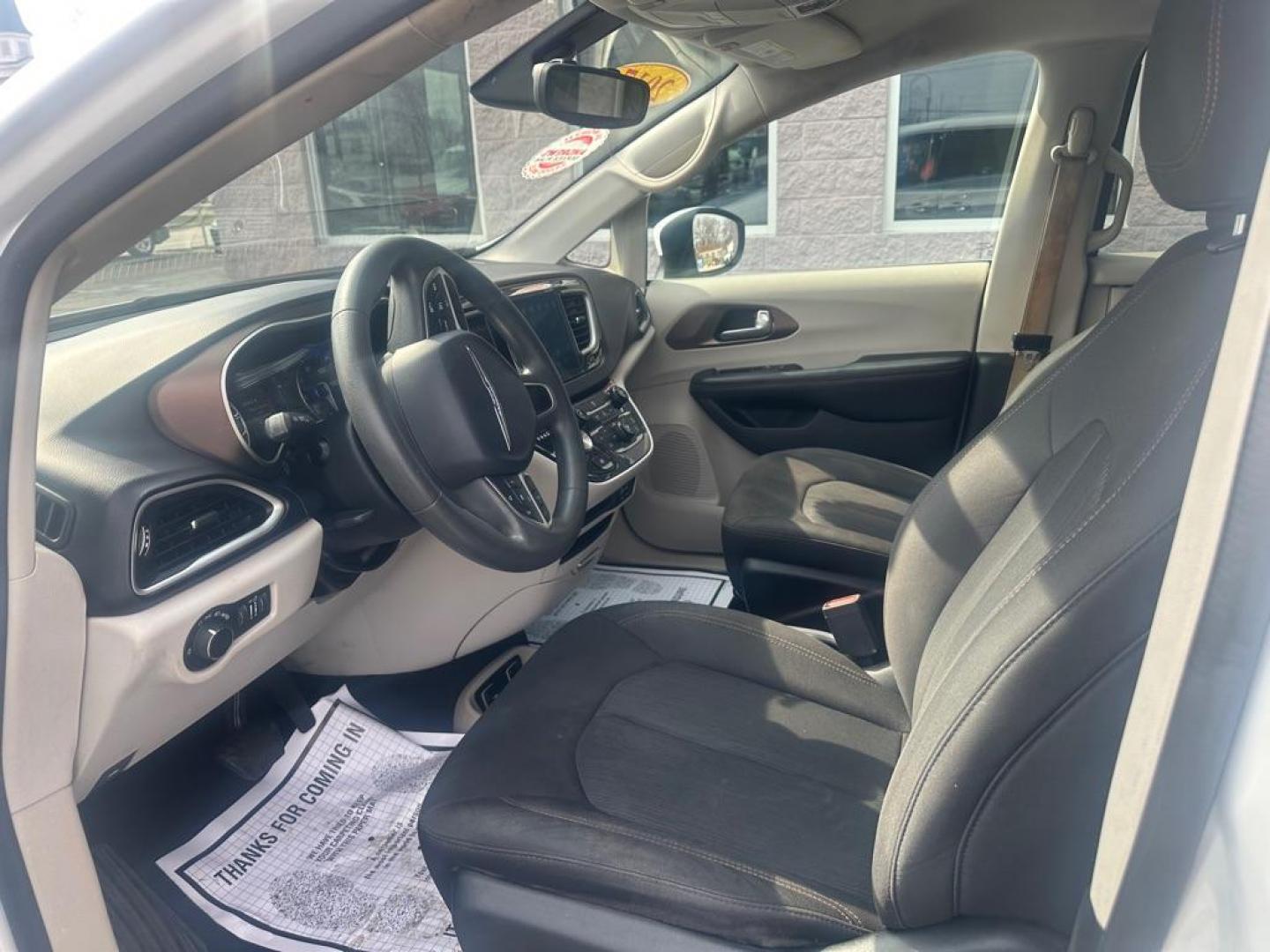 2017 WHITE CHRYSLER PACIFICA TOURING (2C4RC1DGXHR) with an 3.6L engine, Automatic transmission, located at 3100 Covert Avenue, Evansville, IN, 47714, (812) 473-4492, 37.955418, -87.512238 - Photo#5