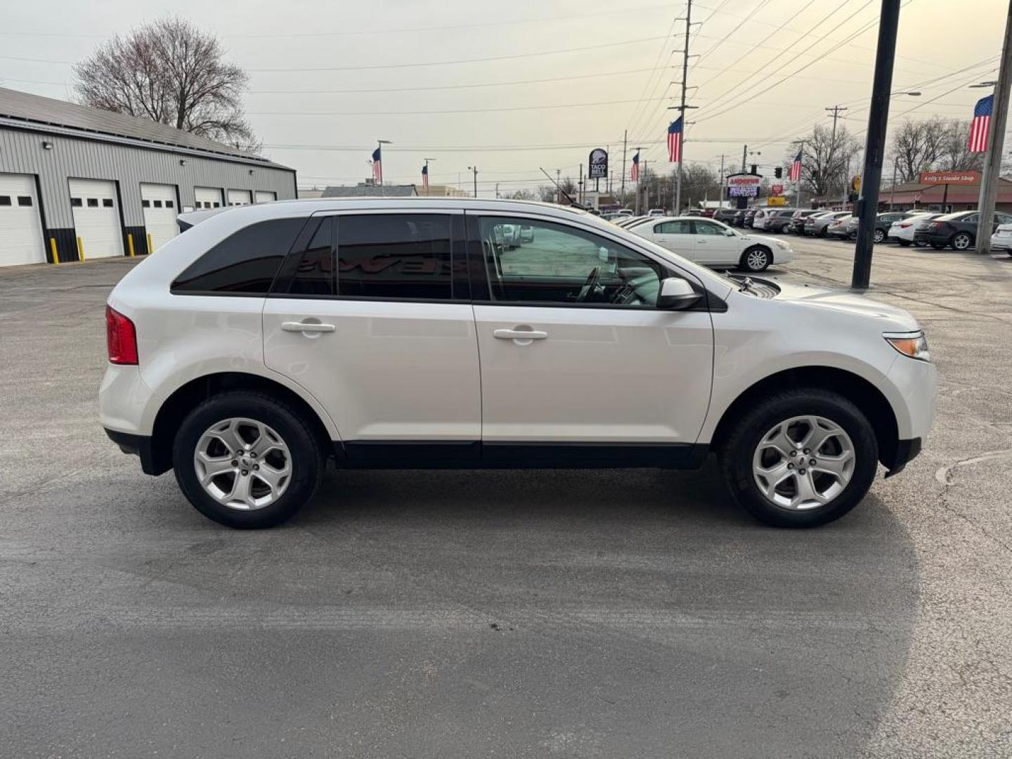 2013 WHITE FORD EDGE SEL (2FMDK4JC8DB) with an 3.5L engine, Automatic transmission, located at 3100 Covert Avenue, Evansville, IN, 47714, (812) 473-4492, 37.955418, -87.512238 - Photo#2
