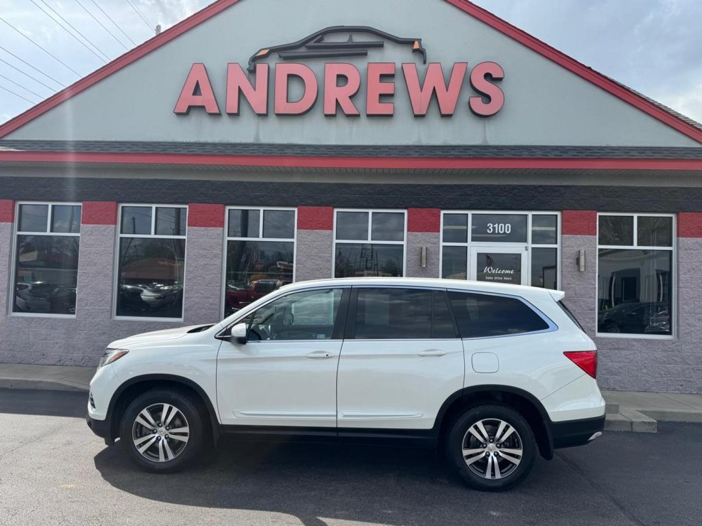 2016 WHITE HONDA PILOT EXL (5FNYF6H52GB) with an 3.5L engine, Automatic transmission, located at 3100 Covert Avenue, Evansville, IN, 47714, (812) 473-4492, 37.955418, -87.512238 - Photo#0