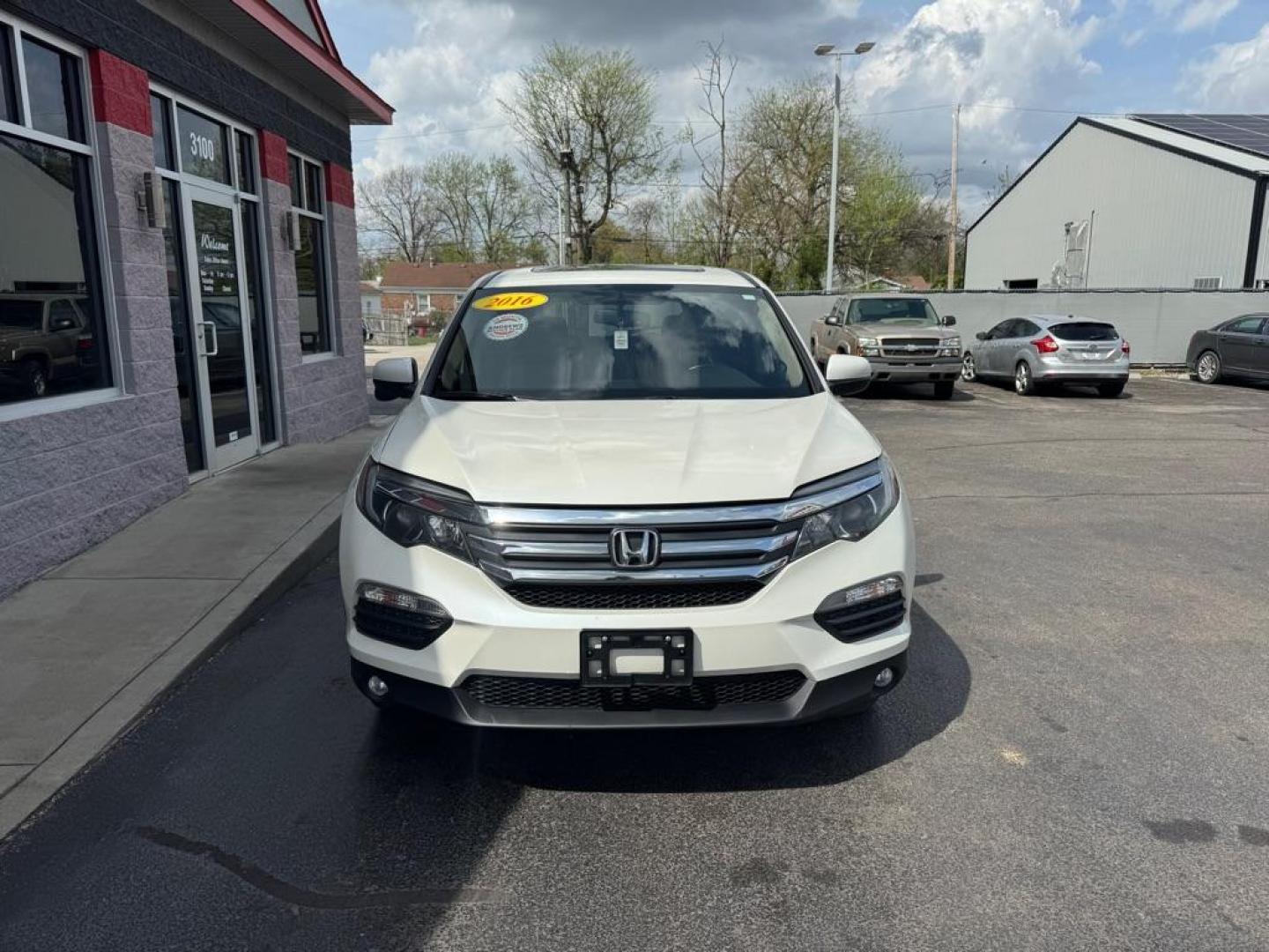 2016 WHITE HONDA PILOT EXL (5FNYF6H52GB) with an 3.5L engine, Automatic transmission, located at 3100 Covert Avenue, Evansville, IN, 47714, (812) 473-4492, 37.955418, -87.512238 - Photo#1
