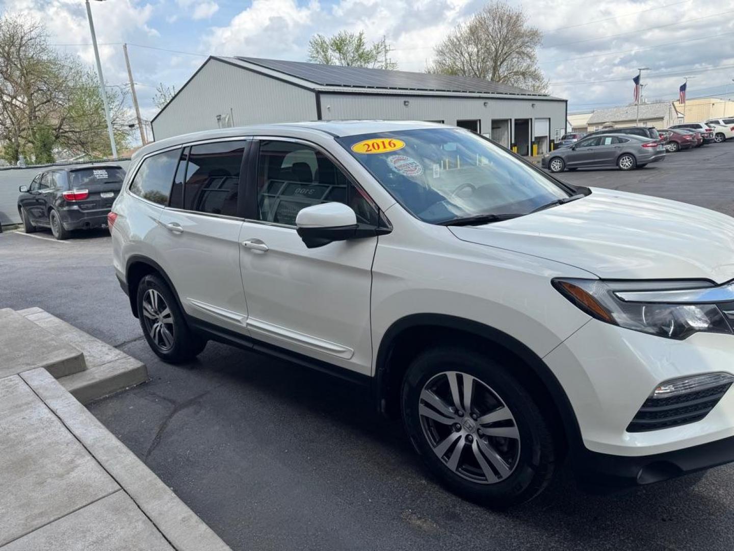 2016 WHITE HONDA PILOT EXL (5FNYF6H52GB) with an 3.5L engine, Automatic transmission, located at 3100 Covert Avenue, Evansville, IN, 47714, (812) 473-4492, 37.955418, -87.512238 - Photo#2