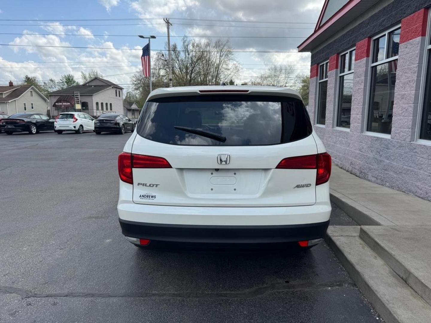 2016 WHITE HONDA PILOT EXL (5FNYF6H52GB) with an 3.5L engine, Automatic transmission, located at 3100 Covert Avenue, Evansville, IN, 47714, (812) 473-4492, 37.955418, -87.512238 - Photo#3