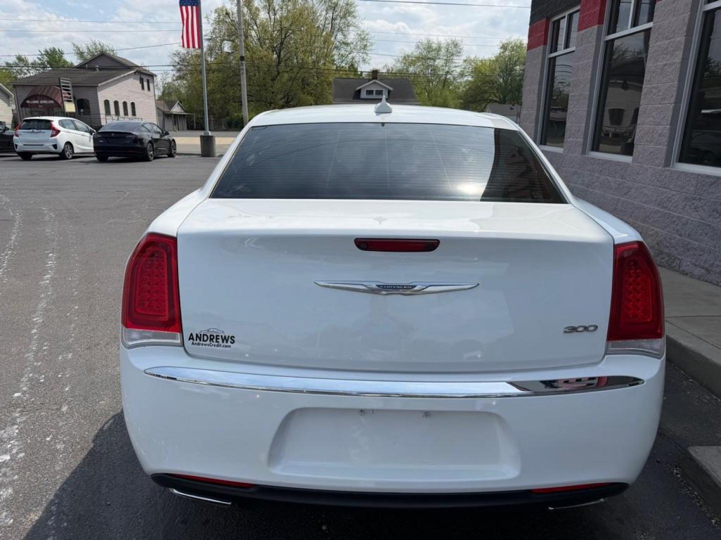 2018 WHITE CHRYSLER 300 LIMITED (2C3CCAEG8JH) with an 3.6L engine, Automatic transmission, located at 3100 Covert Avenue, Evansville, IN, 47714, (812) 473-4492, 37.955418, -87.512238 - Photo#3