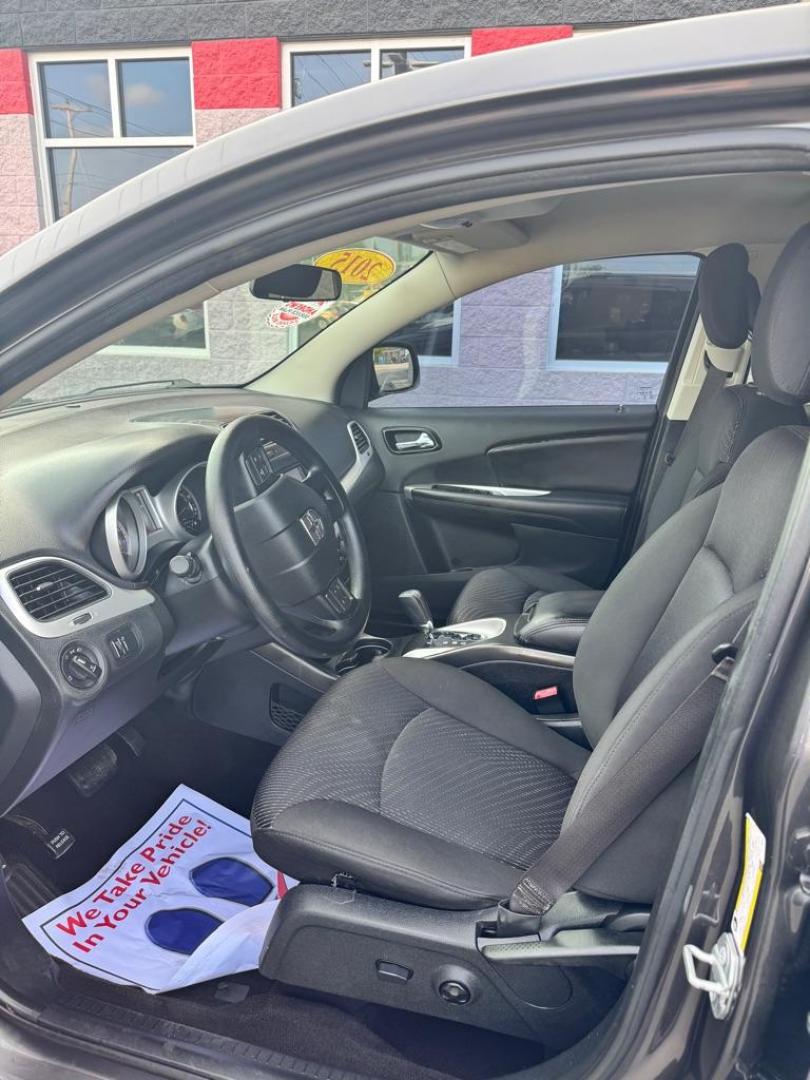 2015 GRAY DODGE JOURNEY SXT (3C4PDCBG9FT) with an 3.6L engine, Automatic transmission, located at 3100 Covert Avenue, Evansville, IN, 47714, (812) 473-4492, 37.955418, -87.512238 - Photo#4