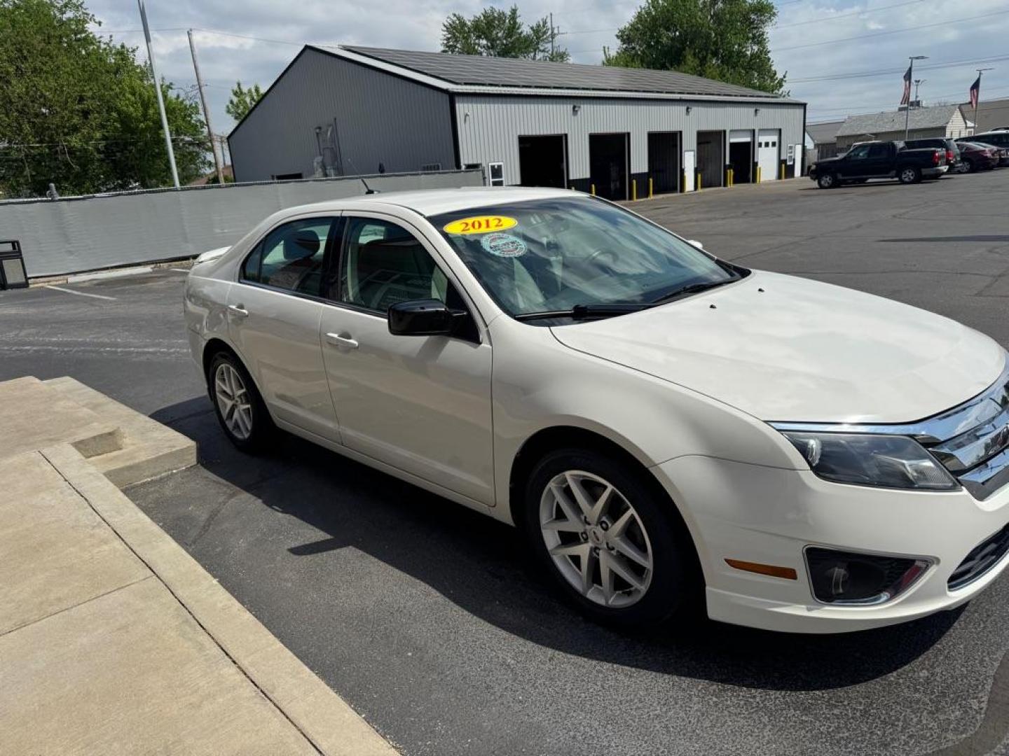 2012 WHITE FORD FUSION SEL (3FAHP0JA6CR) with an 2.5L engine, Automatic transmission, located at 3100 Covert Avenue, Evansville, IN, 47714, (812) 473-4492, 37.955418, -87.512238 - Photo#2
