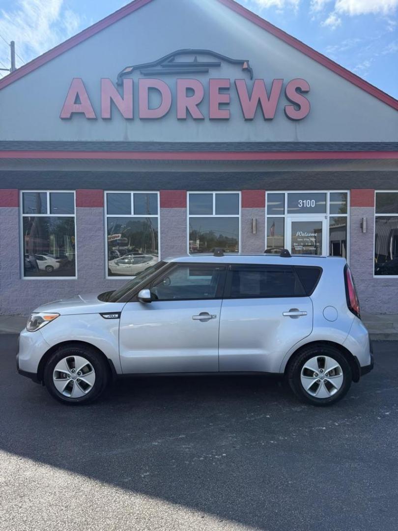 2016 SILVER KIA SOUL (KNDJN2A25G7) with an 1.6L engine, Automatic transmission, located at 3100 Covert Avenue, Evansville, IN, 47714, (812) 473-4492, 37.955418, -87.512238 - Photo#0