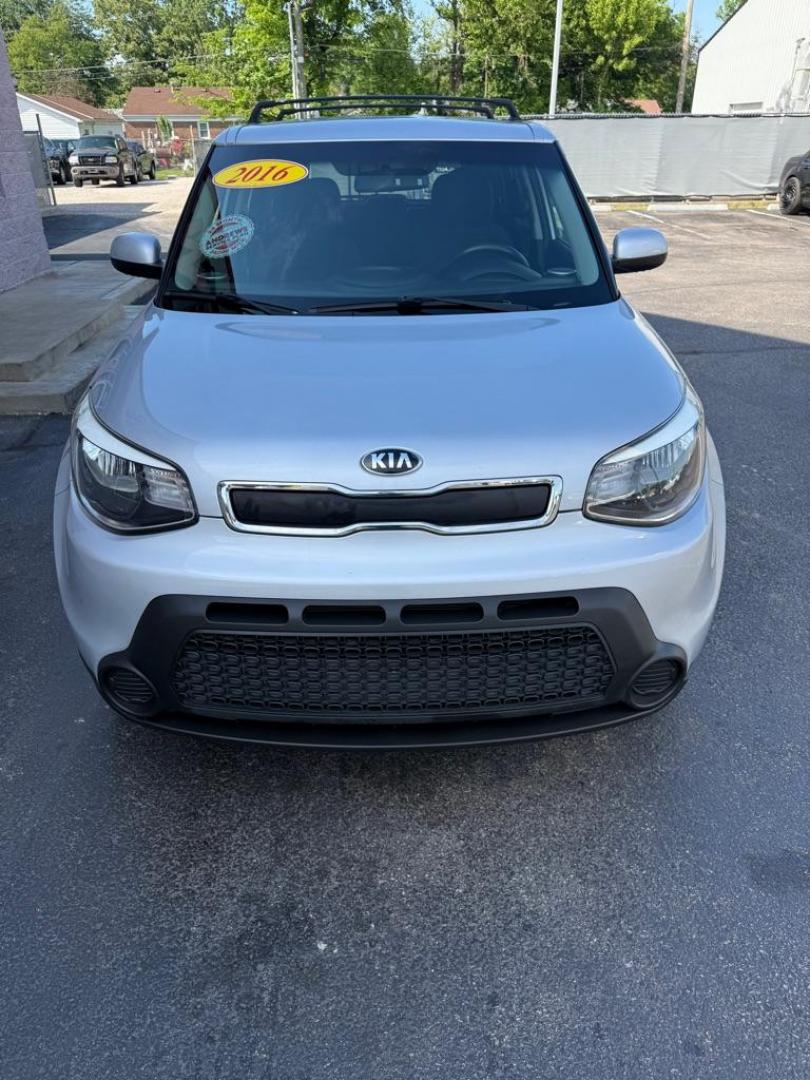 2016 SILVER KIA SOUL (KNDJN2A25G7) with an 1.6L engine, Automatic transmission, located at 3100 Covert Avenue, Evansville, IN, 47714, (812) 473-4492, 37.955418, -87.512238 - Photo#1