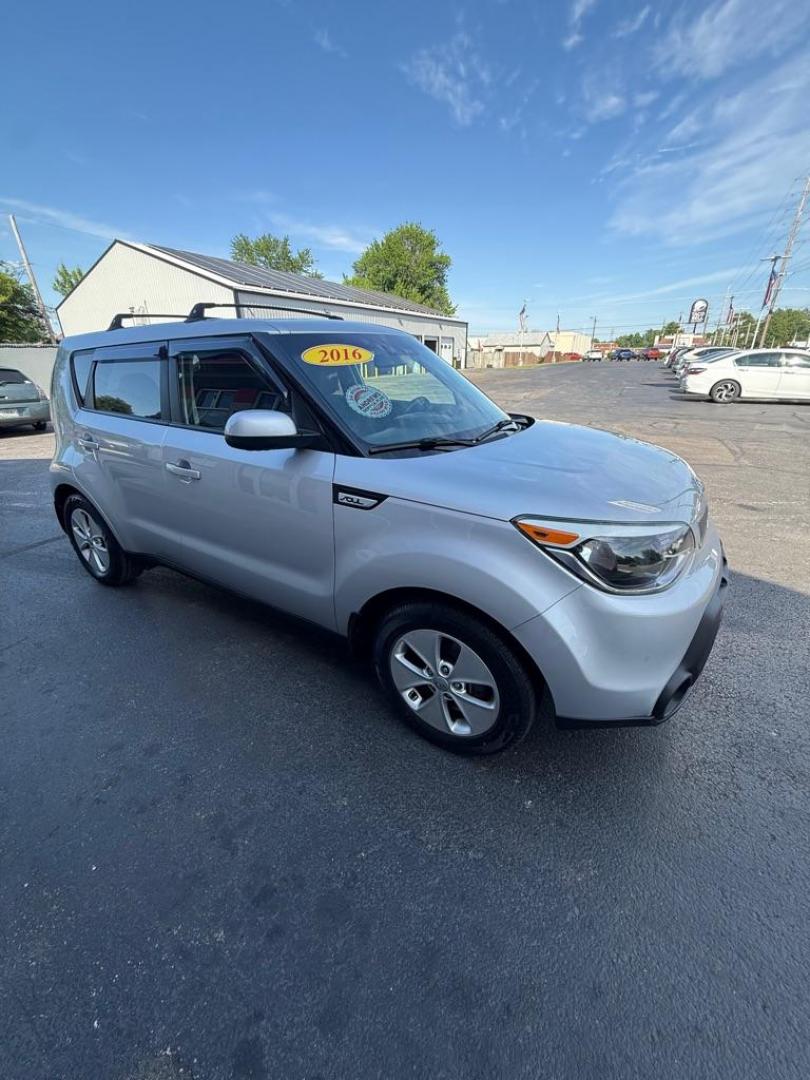 2016 SILVER KIA SOUL (KNDJN2A25G7) with an 1.6L engine, Automatic transmission, located at 3100 Covert Avenue, Evansville, IN, 47714, (812) 473-4492, 37.955418, -87.512238 - Photo#2