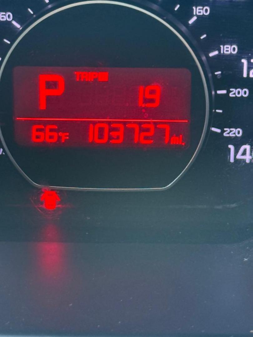 2016 SILVER KIA SOUL (KNDJN2A25G7) with an 1.6L engine, Automatic transmission, located at 3100 Covert Avenue, Evansville, IN, 47714, (812) 473-4492, 37.955418, -87.512238 - Photo#4