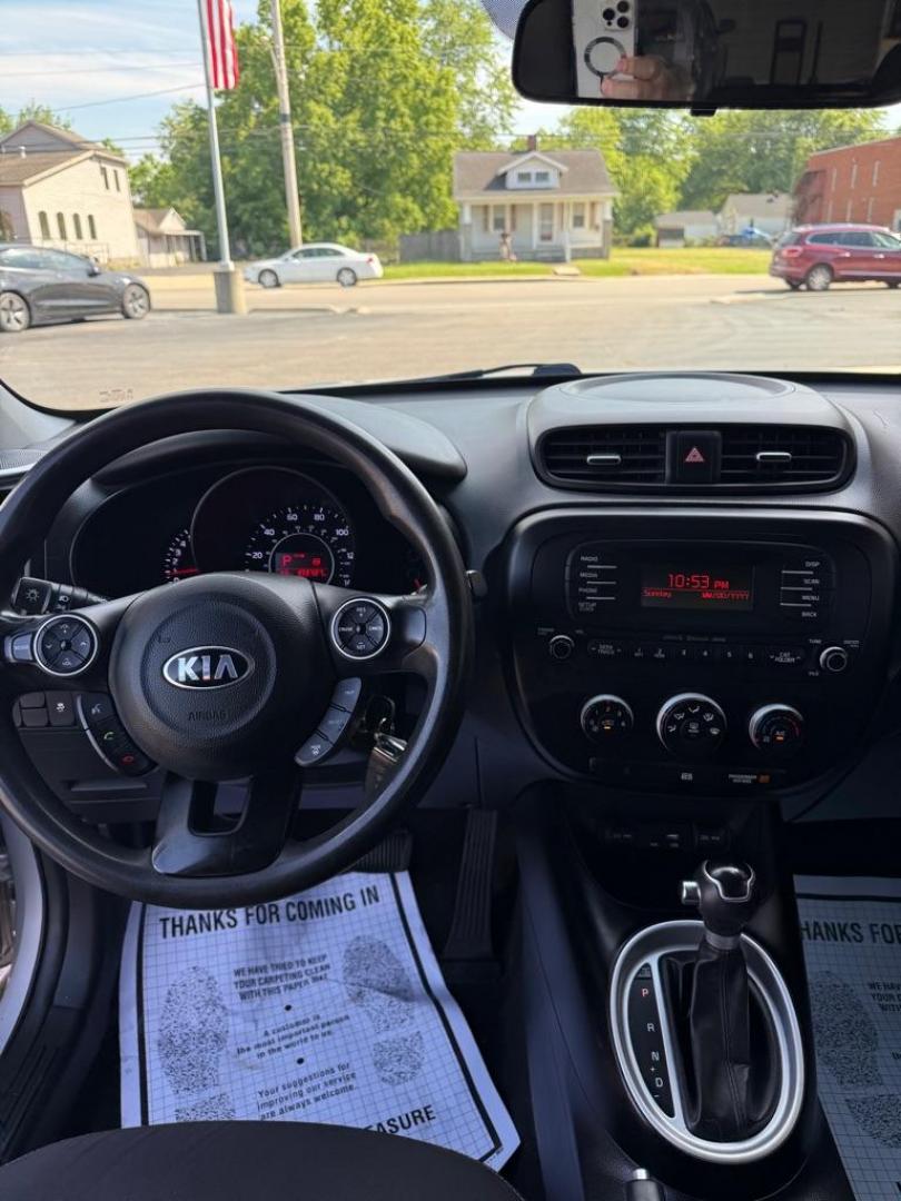 2016 SILVER KIA SOUL (KNDJN2A25G7) with an 1.6L engine, Automatic transmission, located at 3100 Covert Avenue, Evansville, IN, 47714, (812) 473-4492, 37.955418, -87.512238 - Photo#5