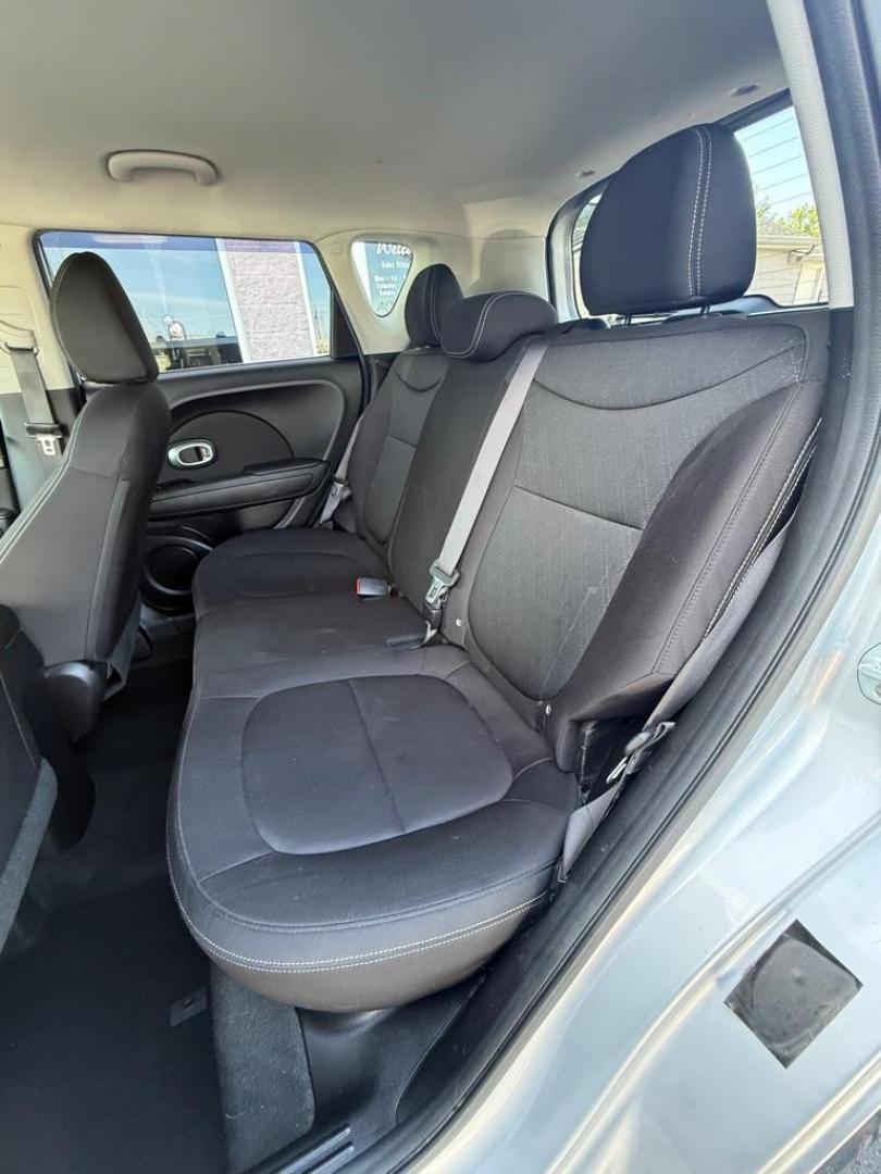 2016 SILVER KIA SOUL (KNDJN2A25G7) with an 1.6L engine, Automatic transmission, located at 3100 Covert Avenue, Evansville, IN, 47714, (812) 473-4492, 37.955418, -87.512238 - Photo#7